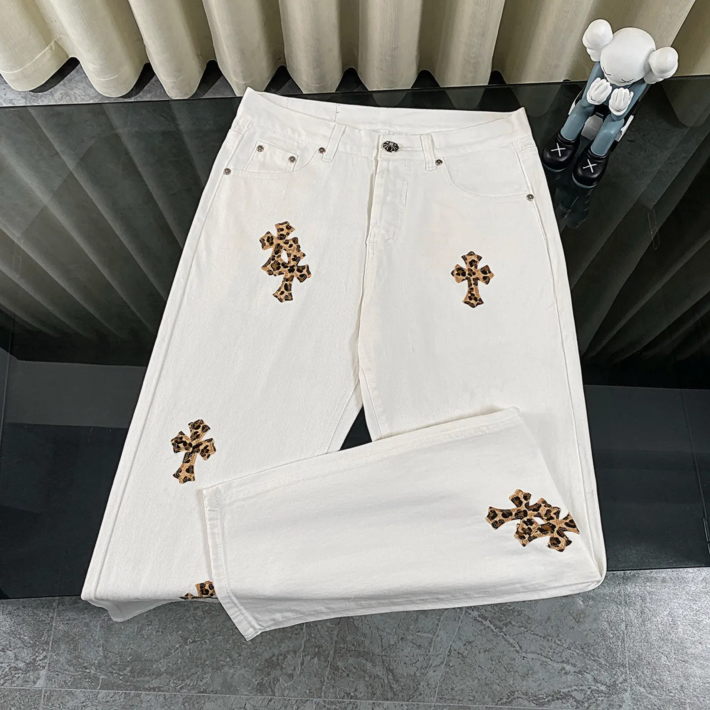 P240 chrome hearts new leopard print cross patch leather white jeans vi Top heavy industry fashionable design] Consistent high street luxury style creation. Speaking of this style, the Zangyin family and GU family are definitely the leading representative brands. Especially the Zangyin family has really achieved a state-of-the-art effect in creating high street style. The unique washed material is used to create this style. The color system is quite eye-catching. After it is decorated with patchwork cross flowers, it cleverly highlights the charm of the brand. Secondly, this style uses classic The classic high-waist cutting design highlights the long legs and fashionable temperament of the upper body. The brand is highly recognizable and the slim fit configuration is more suitable for daily wear. It is a product that interprets personality, fashion, and specifications at a glance. This single product is enough to make any fan excited. It can be a white T-shirt for youthful preppy style, or a tight suspender for lady style. It has strong matching ability and can be easily controlled by men.  [Materials and craftsmanship] Needless to say, this point goes without saying. As an excellent craftsman brand, Zangyin’s requirements for details and craftsmanship are really perfect. The washed color of this model has gone through so many processes, not to mention the embellishment of denim appliques. It is also purely hand-made and sewn. Just like what they believe in, only hand-made things have soul and have the meaning of wear. A top-notch heavy-duty fashionable denim item, I look forward to your perfect interpretation! !  Size:28-36